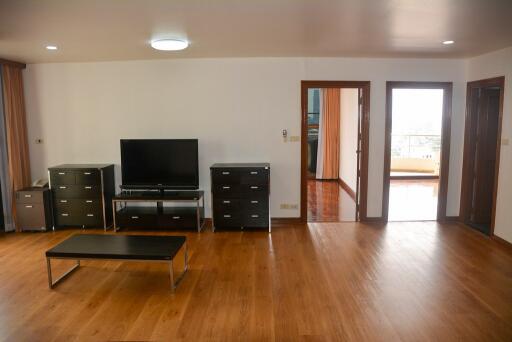 2-bedroom spacious & entirely refurbished condo in Phromphong