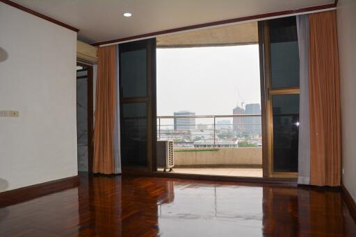 2-bedroom spacious & entirely refurbished condo in Phromphong