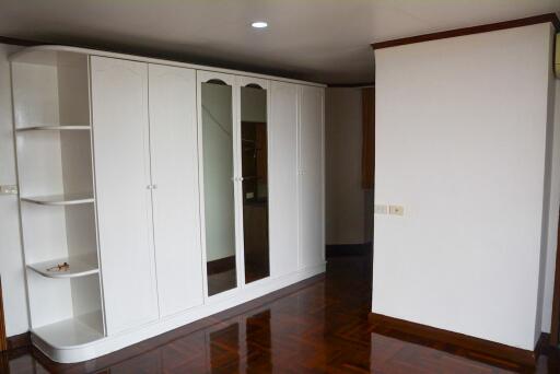 2-bedroom spacious & entirely refurbished condo in Phromphong