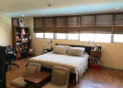 4 bedroom nice condo for sale in Ekamai area