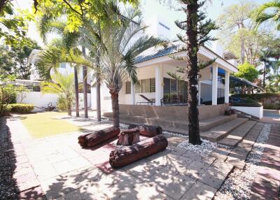 City center 3 bedroom villa walking distance from the beach