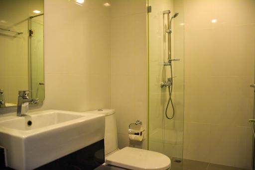 2-bedroom modern condo only 500m from BTS Asoke