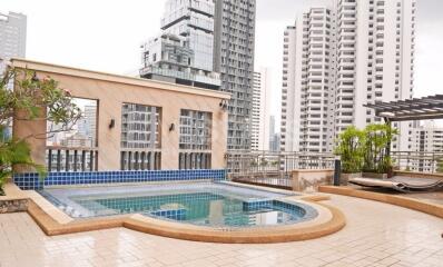 1-bedroom high floor condo close to BTS Nana