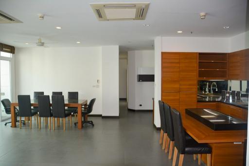 Spacious 4-bedroom condo only 500m from BTS Nana!