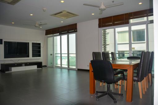 Spacious 4-bedroom condo only 500m from BTS Nana!