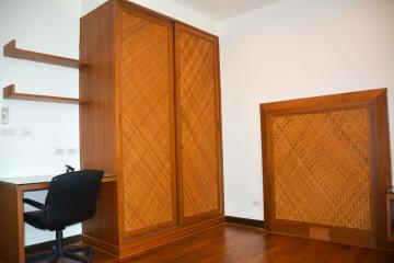 Spacious 4-bedroom condo only 500m from BTS Nana!