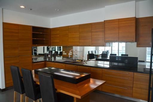 Spacious 4-bedroom condo only 500m from BTS Nana!