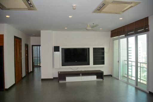 Spacious 4-bedroom condo only 500m from BTS Nana!