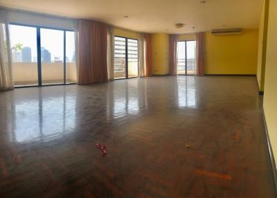 4 bedrooms condo for sale in Phrompong area