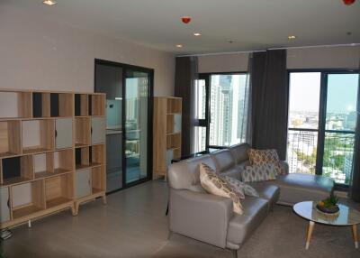 2-bedroom high floor modern condo close to BTS Thonglor
