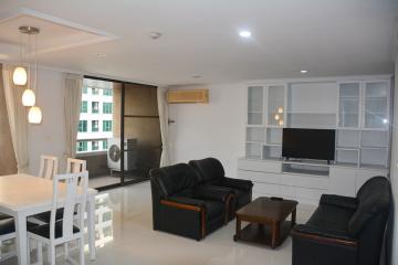 3-bedroom condo with open views in Asok area