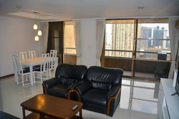 3-bedroom condo with open views in Asok area