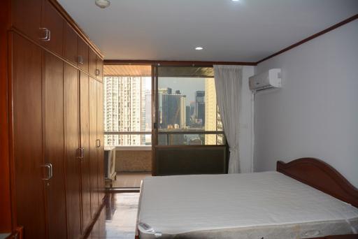 3-bedroom condo with open views in Asok area