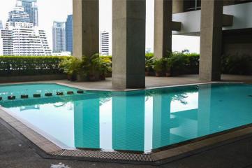 3-bedroom condo with open views in Asok area