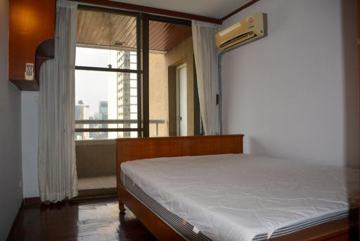 3-bedroom condo with open views in Asok area