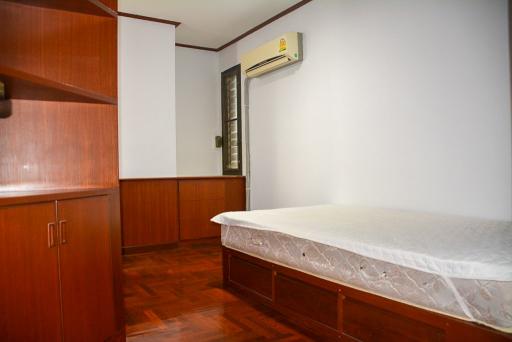 3-bedroom condo with open views in Asok area