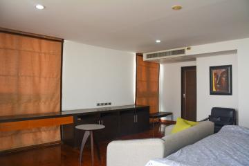 Spacious 3-bedroom condo for sale in Asok area