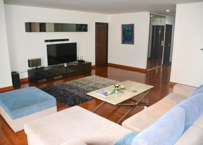 Spacious 3-bedroom condo for sale in Asok area
