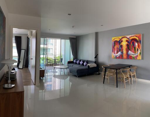 Modern 2 Bedroom Condo Close To The Beach