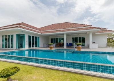 RM WATERSIDE: Luxury 5 Bed Pool Villa with Amazing Views