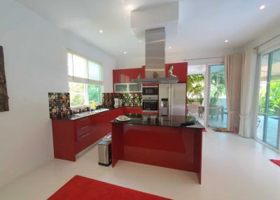 Red Mountain Boutique : 3 Bed, 2 Bath Luxury Pool Villa