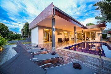 Modern 3 Bedroom Luxury Pool Villa