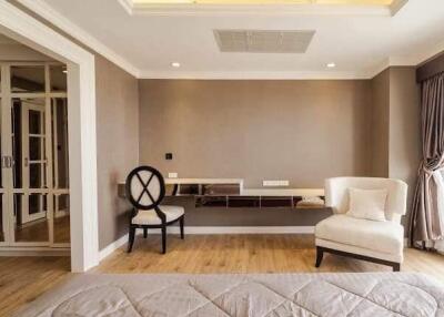 Spacious condo 1 bedroom for sale in Silom