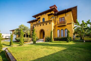 Large Tuscan Designed Pool Villa Close to Town