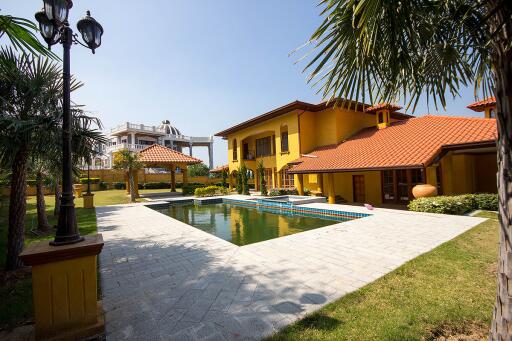 Large Tuscan Designed Pool Villa Close to Town