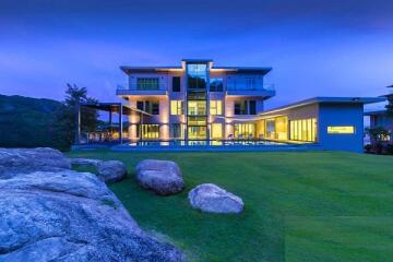 Modern, Luxurious, Exclusive 4 Storey Villa at Black Mountain