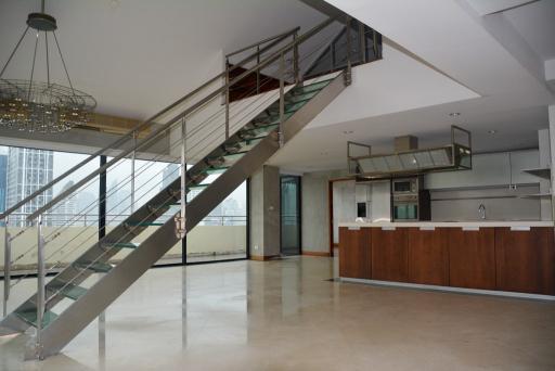 5-bedroom penthouse with large terrace in Ekamai