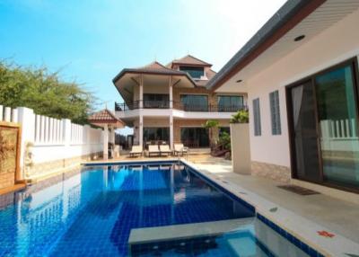 Great Design 3 Storey Pool Villa with great views