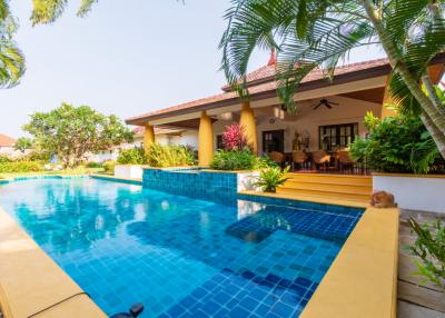 Luxury 5 Bedroom Bali Style Villa - Close to town