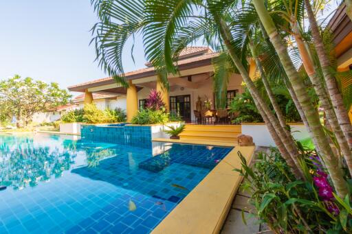 Luxury 5 Bedroom Bali Style Villa - Close to town