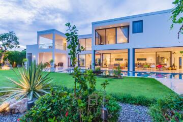 La Lua : Modern 4 Bedroom 2 Storey Villa With Great Views