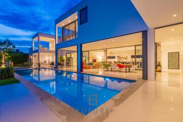 La Lua : Modern 4 Bedroom 2 Storey Villa With Great Views