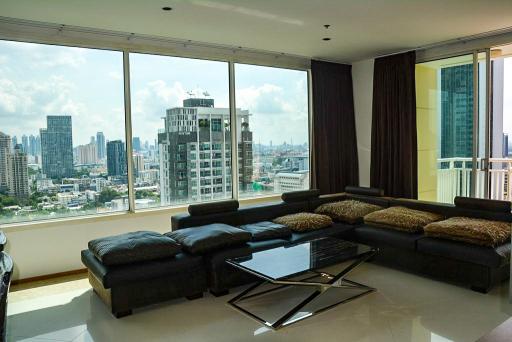 Spacious 3-bedroom condo close to BTS Chong Nonsi