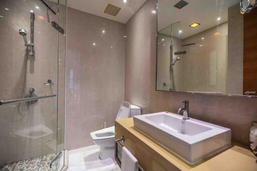2-bedroom modern condo only 400m from BTS Pra Khanong!