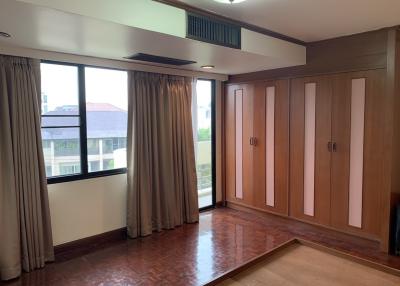 3 bedroom condo for sale on Ekamai