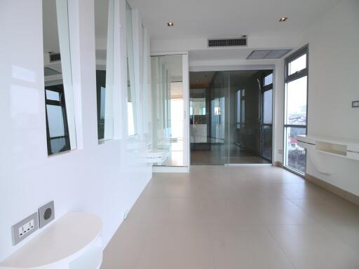 Modern 1 bedroom condo with seaviw for sale in Pattaya