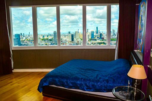 High-floor 3-bedroom condo for sale close to BTS Asoke