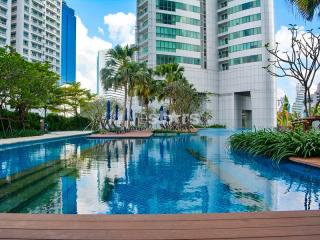 High-floor 3-bedroom condo for sale close to BTS Asoke