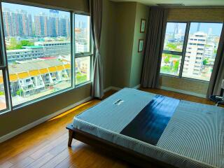 1-bedroom corner unit in Sathorn with nice city views