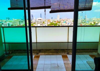 1-bedroom corner unit in Sathorn with nice city views