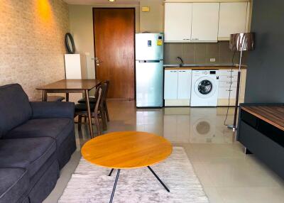 1-bedroom corner unit in Sathorn with nice city views