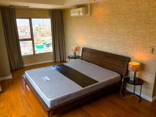 1-bedroom corner unit in Sathorn with nice city views