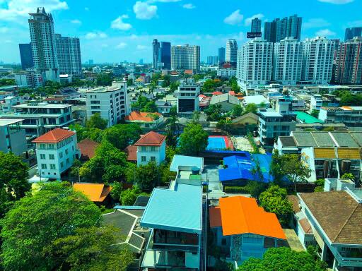 1-bedroom corner unit in Sathorn with nice city views