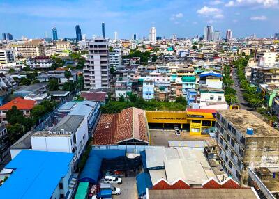 1-bedroom corner unit in Sathorn with nice city views