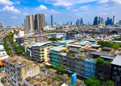 1-bedroom corner unit in Sathorn with nice city views