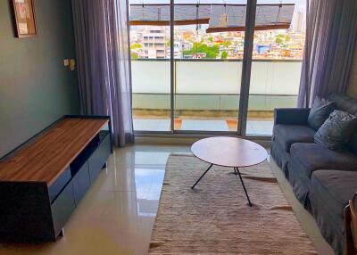 1-bedroom corner unit in Sathorn with nice city views